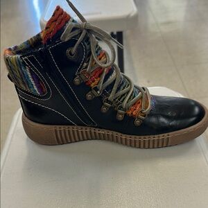 Josef Seibel Maren 06 Boots
Colorful Knit Trim Black Leather Boots